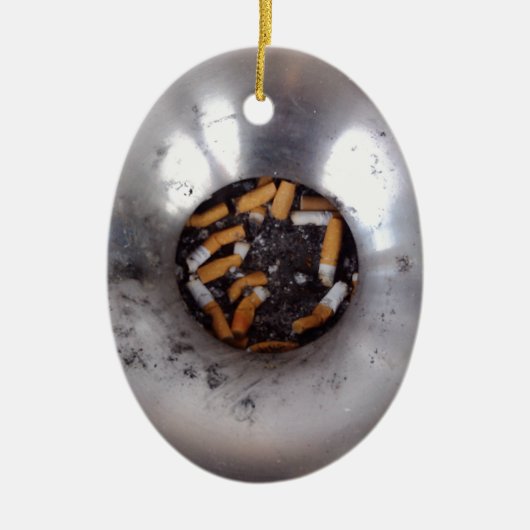 Sigarette Butts in Silver Smokers Ashtray, Funny Keramisch Ornament (Voorkant)