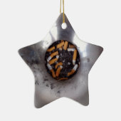 Sigarette Butts in Silver Smokers Ashtray, Funny Keramisch Ornament (Rechts)