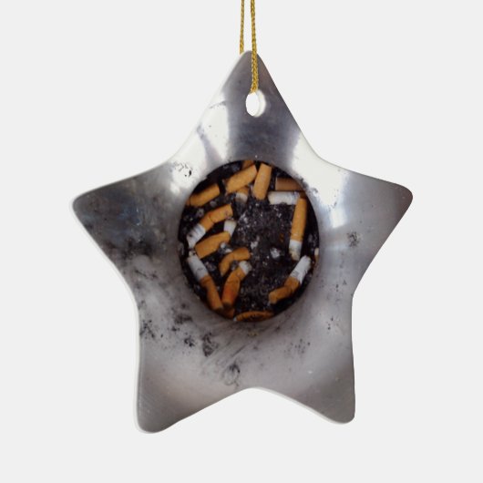 Sigarette Butts in Silver Smokers Ashtray, Funny Keramisch Ornament (Rechts)