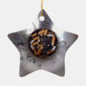 Sigarette Butts in Silver Smokers Ashtray, Funny Keramisch Ornament (Voorkant)