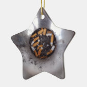 Sigarette Butts in Silver Smokers Ashtray, Funny Keramisch Ornament (Links)