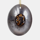 Sigarette Butts in Silver Smokers Ashtray, Funny Keramisch Ornament (Rechts)