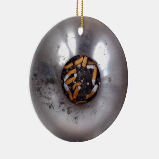 Sigarette Butts in Silver Smokers Ashtray, Funny Keramisch Ornament (Rechts)