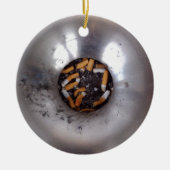 Sigarette Butts in Silver Smokers Ashtray, Funny Keramisch Ornament (Voorkant)