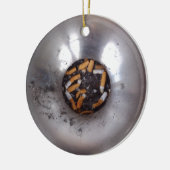 Sigarette Butts in Silver Smokers Ashtray, Funny Keramisch Ornament (Links)