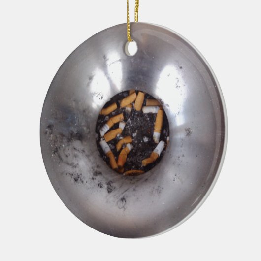 Sigarette Butts in Silver Smokers Ashtray, Funny Keramisch Ornament (Links)