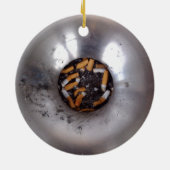 Sigarette Butts in Silver Smokers Ashtray, Funny Keramisch Ornament (Achterkant)