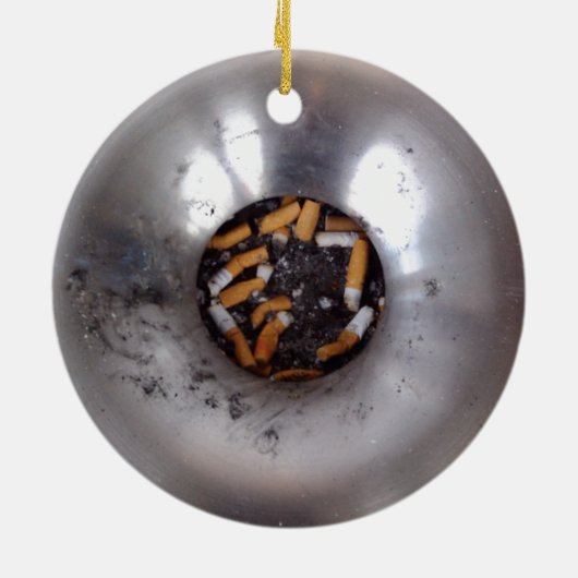 Sigarette Butts in Silver Smokers Ashtray, Funny Keramisch Ornament (Achterkant)