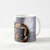 Sigarette Butts in Silver Smokers Ashtray, Funny Koffiemok (Voorkant rechts)