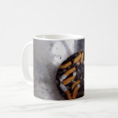 Sigarette Butts in Silver Smokers Ashtray, Funny Koffiemok (Voorkant links)