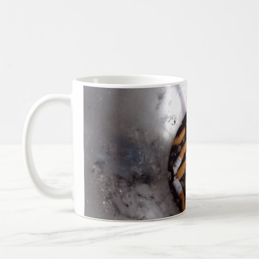 Sigarette Butts in Silver Smokers Ashtray, Funny Koffiemok (Links)