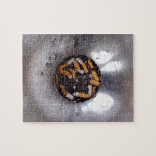 Sigarette Butts in Silver Smokers Ashtray, Funny Legpuzzel (Horizontaal)