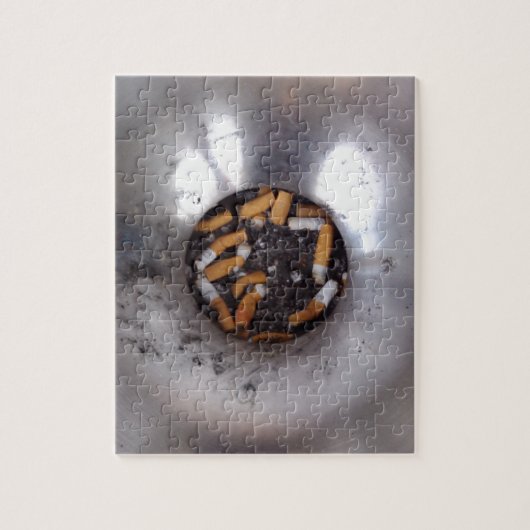 Sigarette Butts in Silver Smokers Ashtray, Funny Legpuzzel (Verticaal)