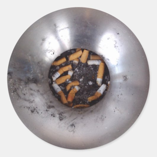 Sigarette Butts in Silver Smokers Ashtray, Funny Ronde Sticker (Voorkant)