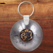 Sigarette Butts in Silver Smokers Ashtray, Funny Sleutelhanger (Voorkant)