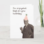 Sigmund Freud Funny Psyched Birthday Kaart<br><div class="desc">Sigmund Freud zegt in een leuk feestje pet: "Ik ben zo versteld dat het jouw verjaardag is." Een leuke en slimme kaart voor fans van Freud,  Lacan,  psychologie of psychoanalyse. Ideaal voor therapeuten,  analisten,  analisten of iedereen die van woordspel,  puns en taal houdt. Zeg gelukkige verjaardag,  Freudiaanse stijl!</div>