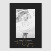Signature Cheer Chic Black New Years Fotokaart Magnetische Uitnodiging (Voorkant)