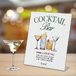 Signature Cocktail Green & Red Classy Reclamebord Met Voetstuk<br><div class="desc">Dit groene en rode themaontwerp bevatte enkele klassieke cocktails.</div>