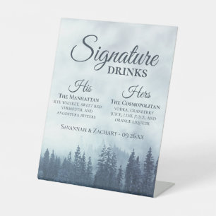 Signature Drinken Misty Blue Pine Trees Bruiloft Reclamebord Met Voetstuk