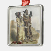 Sih-Chida en Mahchsi-Karehde, Mandan Indians, pla Metalen Ornament (Links)