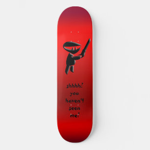Silent Black ninja moordenaar, gewapend en gevaarl Skateboard