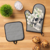 Silent Bloom: Schedel en witte lelies Ovenwant & Pannenlap Set (Top down)