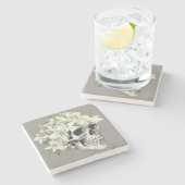 Silent Bloom: Schedel en witte lelies Stenen Onderzetter (Zijkant)