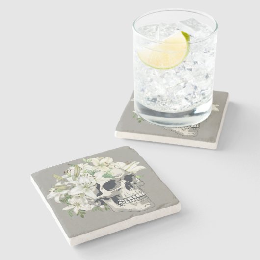 Silent Bloom: Schedel en witte lelies Stenen Onderzetter (Zijkant)