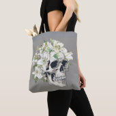 Silent Bloom: Schedel en witte lelies Tote Bag (Dichtbij)