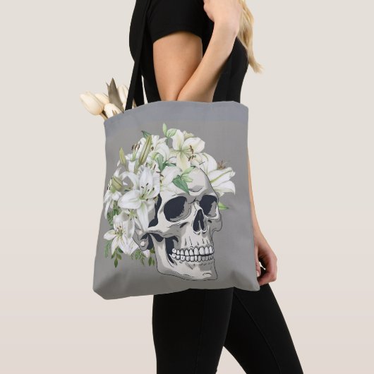 Silent Bloom: Schedel en witte lelies Tote Bag (Dichtbij)