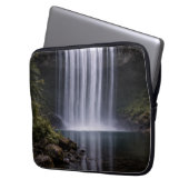 Silent Forest Waterfall – Calm Nature Landscape Laptop Sleeve (Voorkant Links)