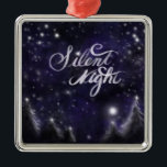 Silent Night - romantic Holiday Snow scene Metalen Ornament<br><div class="desc">Silent Night - romantic Holiday snow scène 's ochtends eerder,  terwijl de maan over een deken van nieuwe sneeuw luistert.</div>