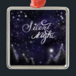 Silent Night - romantic Holiday Snow scene Metalen Ornament<br><div class="desc">Silent Night - romantic Holiday snow scène 's ochtends eerder,  terwijl de maan over een deken van nieuwe sneeuw luistert.</div>