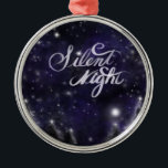 Silent Night - romantic Holiday Snow scene Metalen Ornament<br><div class="desc">Silent Night - romantic Holiday snow scène 's ochtends eerder,  terwijl de maan over een deken van nieuwe sneeuw luistert.</div>