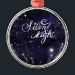 Silent Night - romantic Holiday Snow scene Metalen Ornament<br><div class="desc">Silent Night - romantic Holiday snow scène 's ochtends eerder,  terwijl de maan over een deken van nieuwe sneeuw luistert.</div>