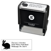 Silhouet in zwart van een wazig zittend konijntje  zelfinktende stempel (In situ)