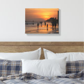 Silhouet mensen op het strand bij zonsondergang canvas afdruk (Insitu (Slaapkamer))