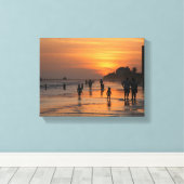 Silhouet mensen op het strand bij zonsondergang canvas afdruk (Insitu (Houten vloer))