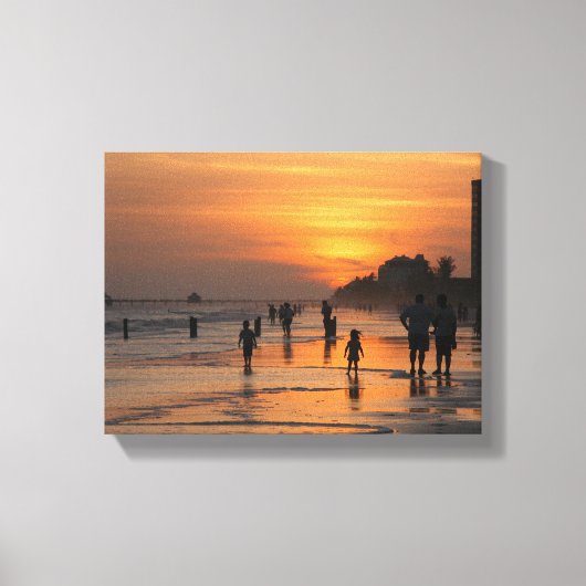 Silhouet mensen op het strand bij zonsondergang canvas afdruk (Voorkant)