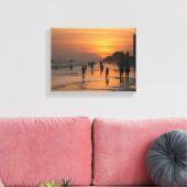 Silhouet mensen op het strand bij zonsondergang canvas afdruk (Insitu (Woonkamer))