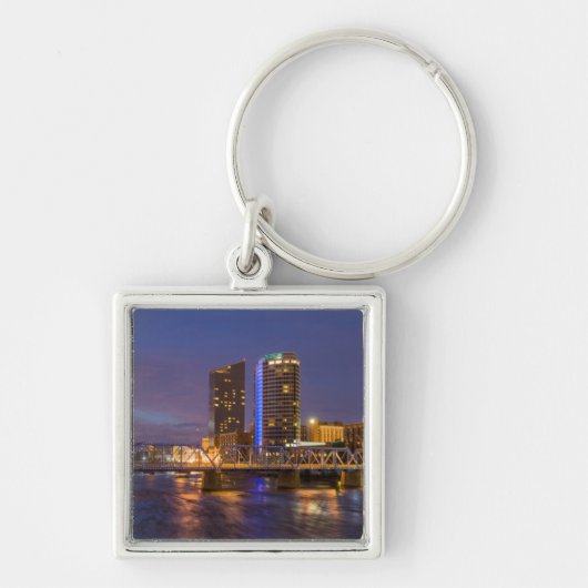 Silhouet van de skyline bij schemering aan de Gran Sleutelhanger (Voorkant)