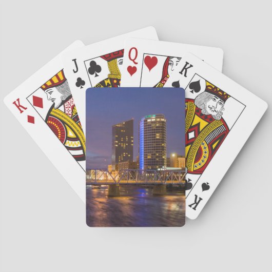 Silhouet van de skyline bij schemering aan de Gran Speelkaarten (Achterkant)