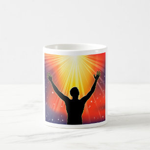 Silhouet van een spirituele man die zijn armen hef koffiemok