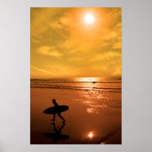 silhouet van een surfer dat vanuit het zee loopt poster