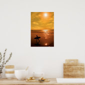 silhouet van een surfer dat vanuit het zee loopt poster (Keuken)
