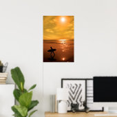 silhouet van een surfer dat vanuit het zee loopt poster (Thuiskantoor)