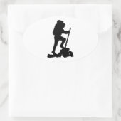 Silhouet van een wandelaar Hiking Up a Mountain Ovale Sticker (Tas)