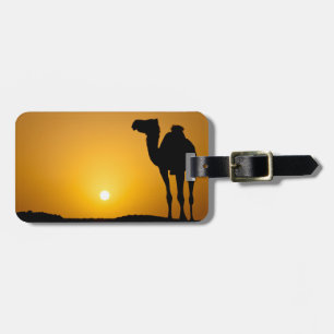 Silhouet van een wilde kameel bij zonsondergang bagagelabel