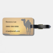 Silhouet van een wilde kameel bij zonsondergang bagagelabel (Achterkant horizontaal)