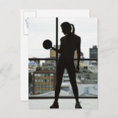 Silhouet van het hefgewicht van vrouwen bij gym briefkaart (Voorkant / Achterkant)